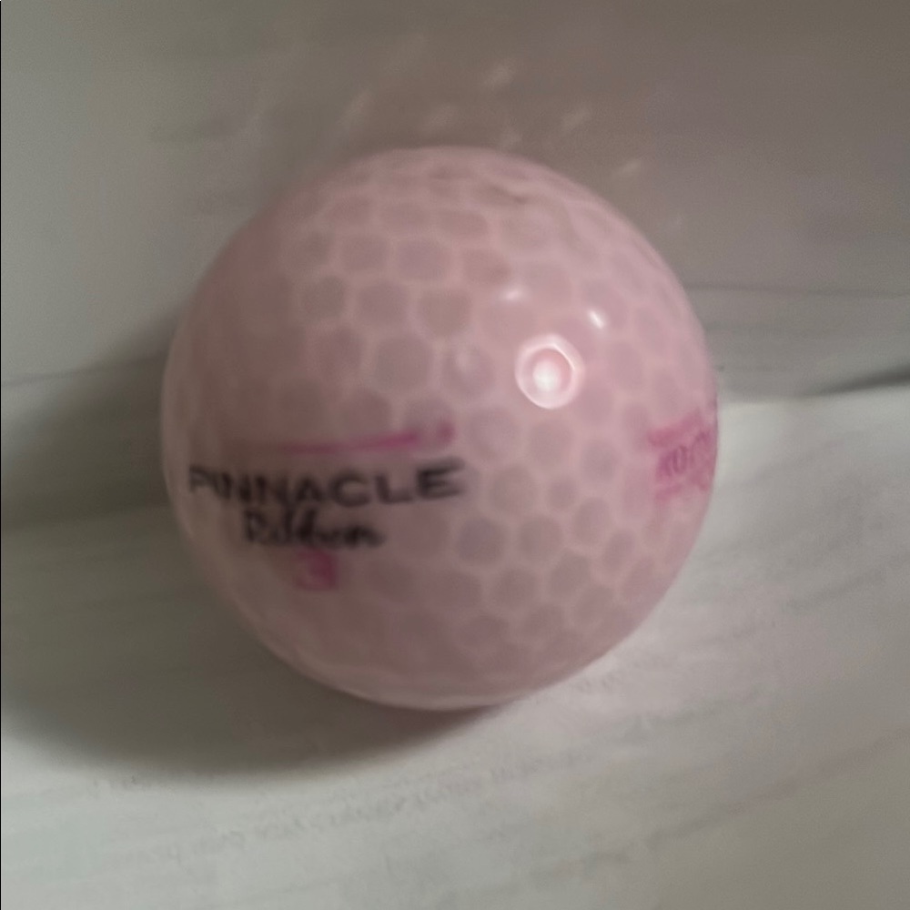 SUSAN‎ G KOMEN PINNACLE PINK GOLF BALL